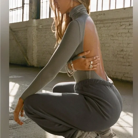 NWT JOAH BROWN Open Back Turtleneck - Picture 3 of 12